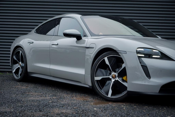 Porsche Taycan 79 kWh / Krijt / Pano / Stoelverwarming + Koeling / Warmtepomp / Luchtvering