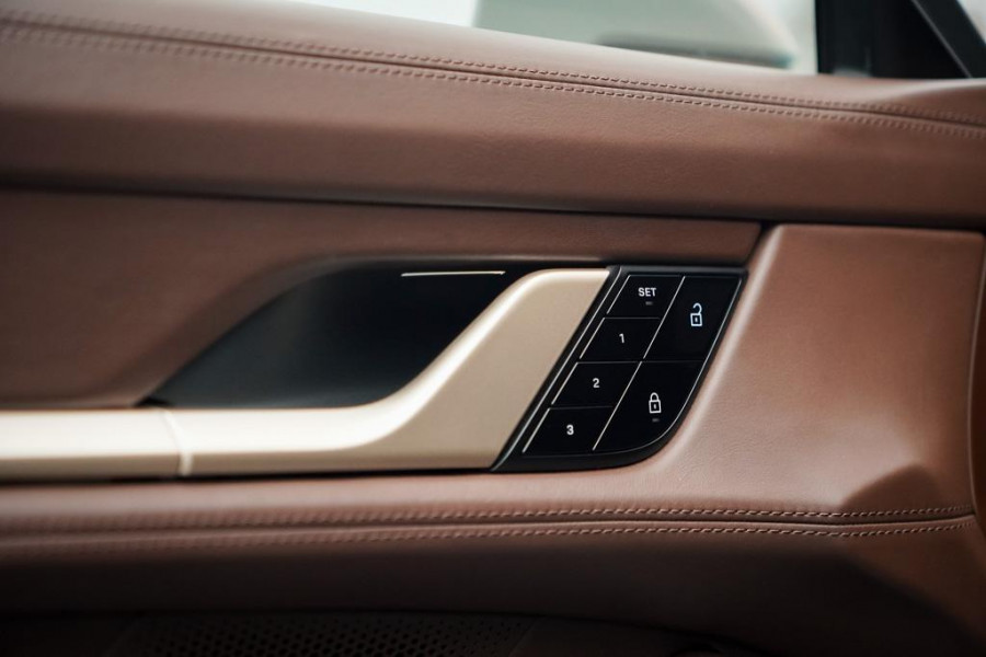 Porsche Taycan 79 kWh / Krijt / Pano / Stoelverwarming + Koeling / Warmtepomp / Luchtvering