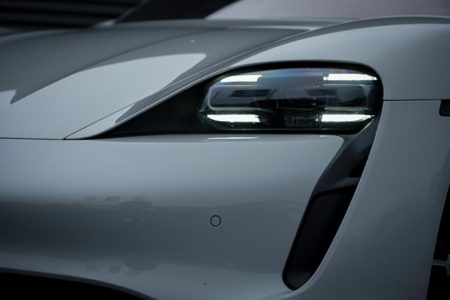 Porsche Taycan 79 kWh / Krijt / Pano / Stoelverwarming + Koeling / Warmtepomp / Luchtvering
