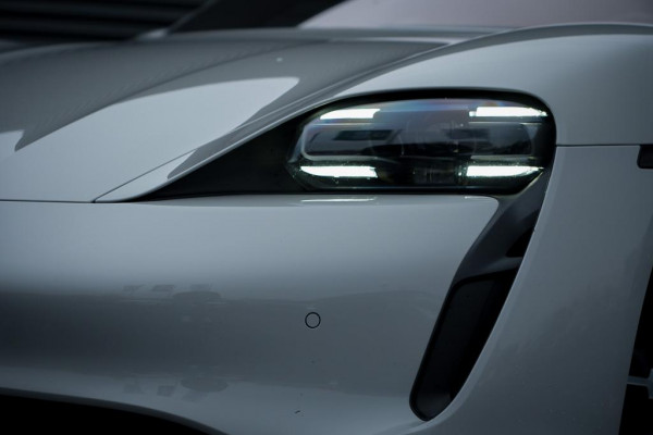 Porsche Taycan 79 kWh / Krijt / Pano / Stoelverwarming + Koeling / Warmtepomp / Luchtvering