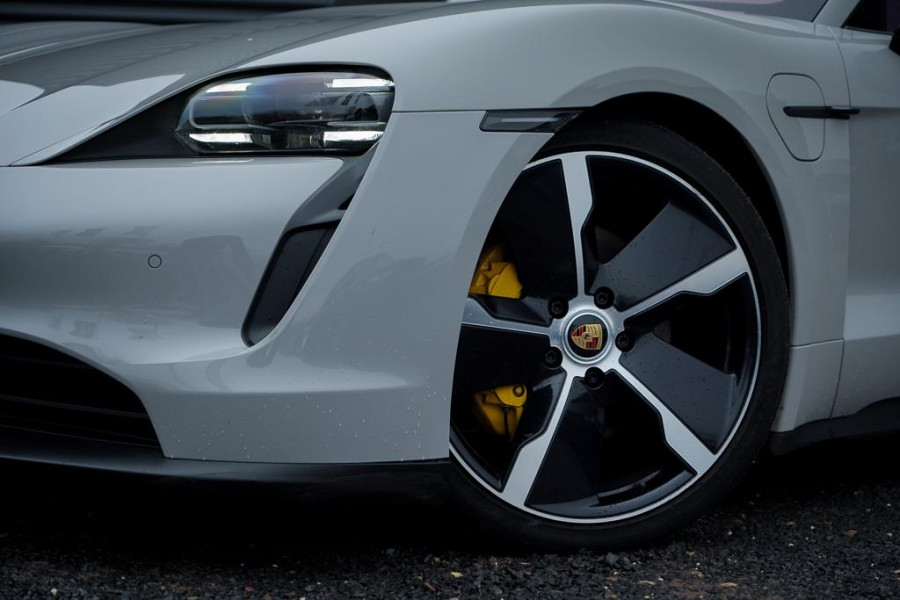 Porsche Taycan 79 kWh / Krijt / Pano / Stoelverwarming + Koeling / Warmtepomp / Luchtvering
