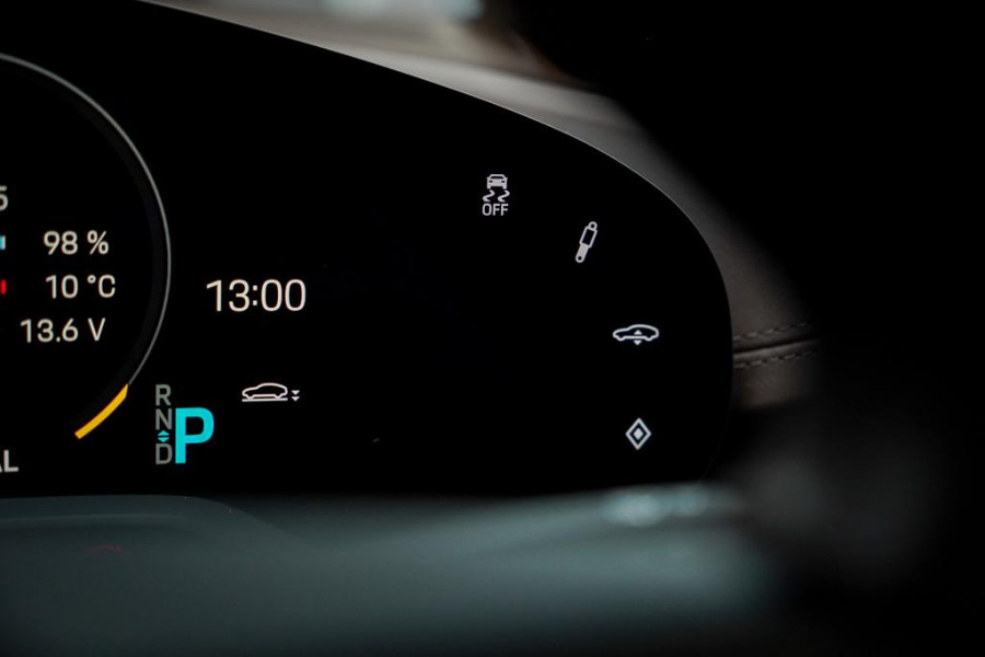 Porsche Taycan 79 kWh / Krijt / Pano / Stoelverwarming + Koeling / Warmtepomp / Luchtvering