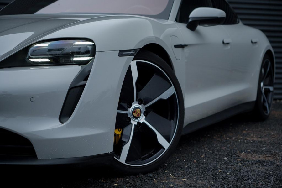 Porsche Taycan 79 kWh / Krijt / Pano / Stoelverwarming + Koeling / Warmtepomp / Luchtvering
