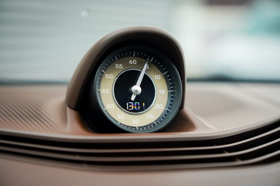 Porsche Taycan 79 kWh / Krijt / Pano / Stoelverwarming + Koeling / Warmtepomp / Luchtvering