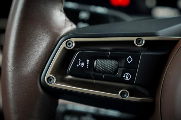 Porsche Taycan 79 kWh / Krijt / Pano / Stoelverwarming + Koeling / Warmtepomp / Luchtvering