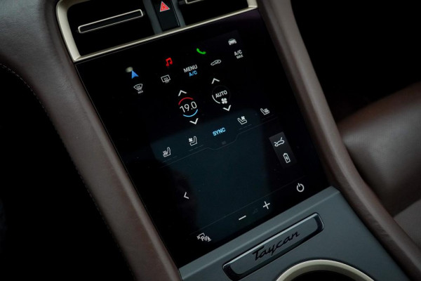 Porsche Taycan 79 kWh / Krijt / Pano / Stoelverwarming + Koeling / Warmtepomp / Luchtvering