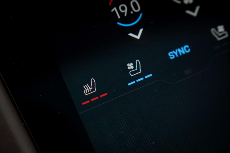 Porsche Taycan 79 kWh / Krijt / Pano / Stoelverwarming + Koeling / Warmtepomp / Luchtvering