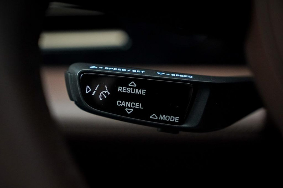 Porsche Taycan 79 kWh / Krijt / Pano / Stoelverwarming + Koeling / Warmtepomp / Luchtvering