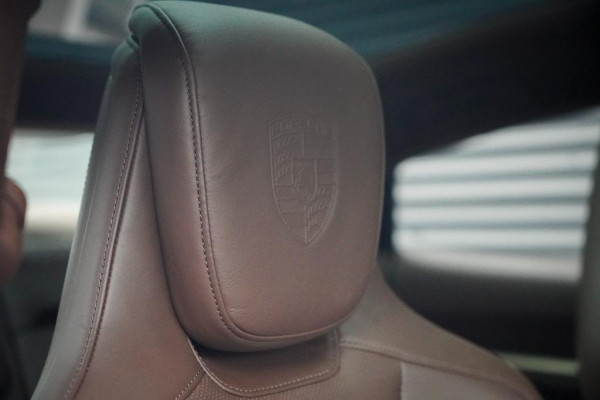 Porsche Taycan 79 kWh / Krijt / Pano / Stoelverwarming + Koeling / Warmtepomp / Luchtvering