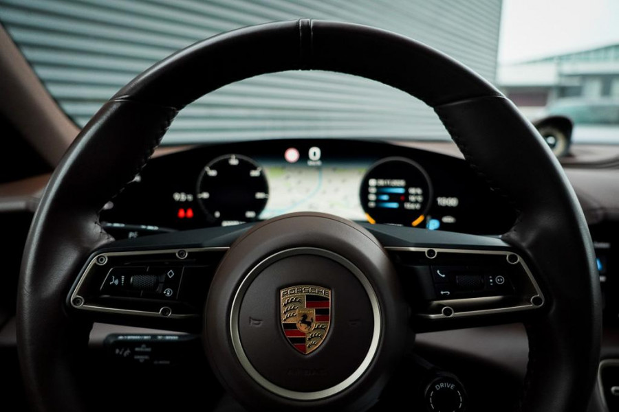 Porsche Taycan 79 kWh / Krijt / Pano / Stoelverwarming + Koeling / Warmtepomp / Luchtvering