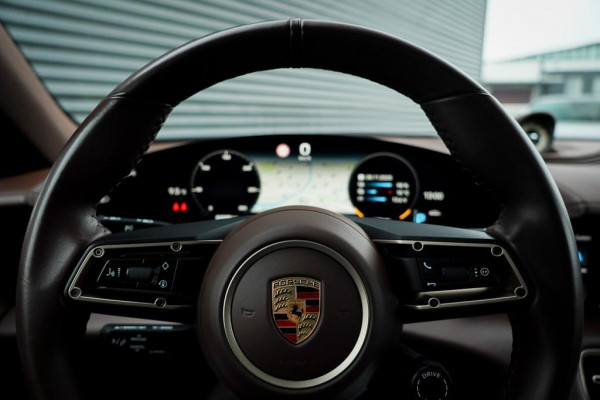 Porsche Taycan 79 kWh / Krijt / Pano / Stoelverwarming + Koeling / Warmtepomp / Luchtvering