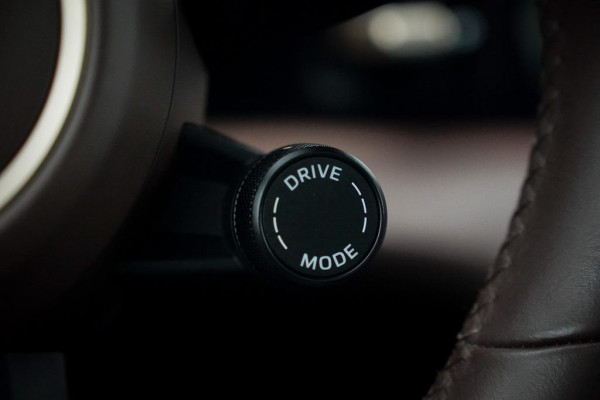 Porsche Taycan 79 kWh / Krijt / Pano / Stoelverwarming + Koeling / Warmtepomp / Luchtvering