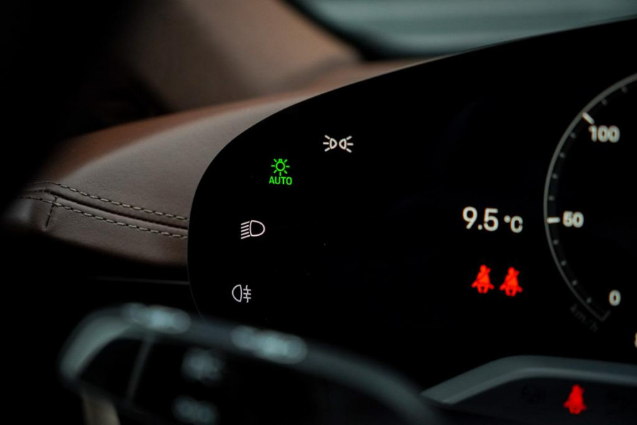 Porsche Taycan 79 kWh / Krijt / Pano / Stoelverwarming + Koeling / Warmtepomp / Luchtvering