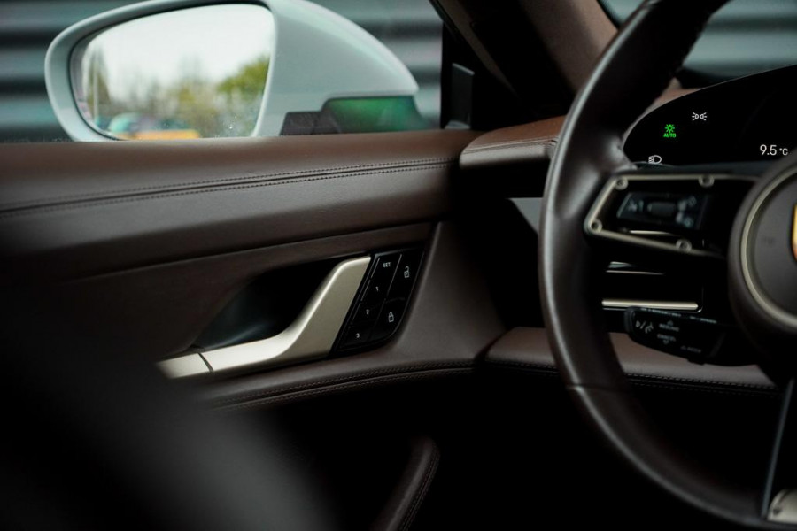 Porsche Taycan 79 kWh / Krijt / Pano / Stoelverwarming + Koeling / Warmtepomp / Luchtvering