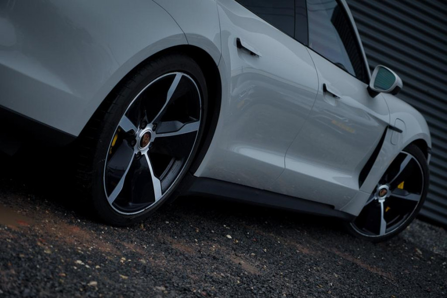 Porsche Taycan 79 kWh / Krijt / Pano / Stoelverwarming + Koeling / Warmtepomp / Luchtvering