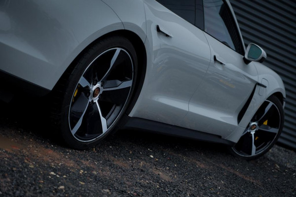 Porsche Taycan 79 kWh / Krijt / Pano / Stoelverwarming + Koeling / Warmtepomp / Luchtvering