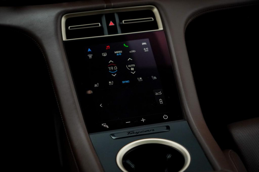 Porsche Taycan 79 kWh / Krijt / Pano / Stoelverwarming + Koeling / Warmtepomp / Luchtvering