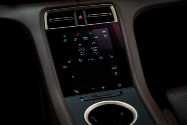 Porsche Taycan 79 kWh / Krijt / Pano / Stoelverwarming + Koeling / Warmtepomp / Luchtvering