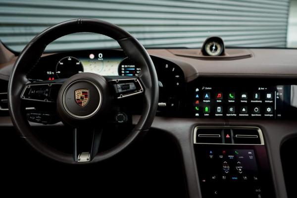Porsche Taycan 79 kWh / Krijt / Pano / Stoelverwarming + Koeling / Warmtepomp / Luchtvering