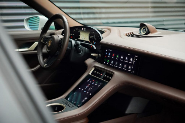 Porsche Taycan 79 kWh / Krijt / Pano / Stoelverwarming + Koeling / Warmtepomp / Luchtvering