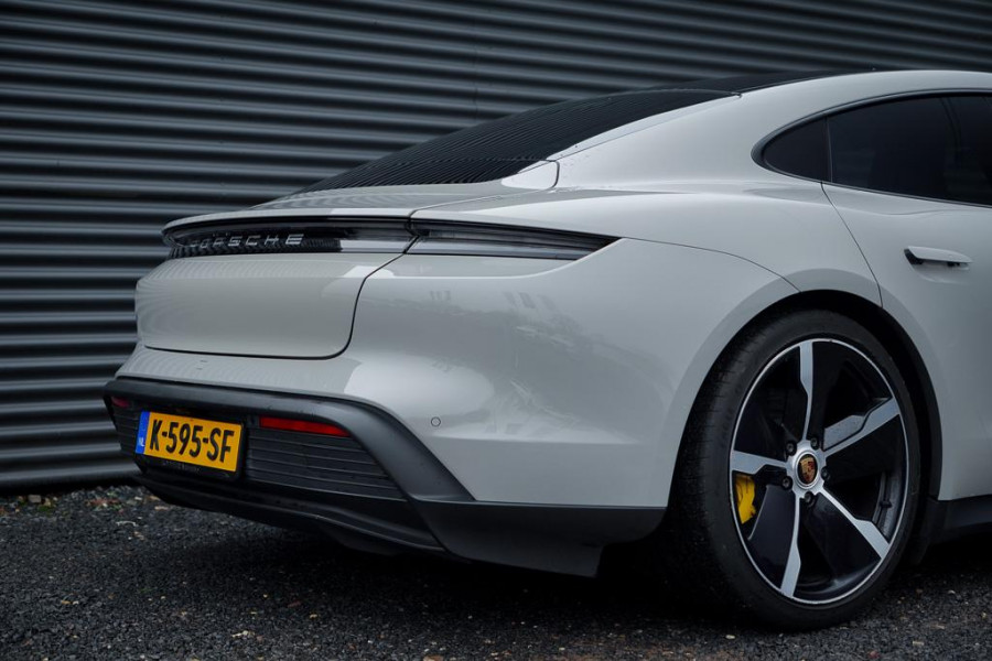 Porsche Taycan 79 kWh / Krijt / Pano / Stoelverwarming + Koeling / Warmtepomp / Luchtvering