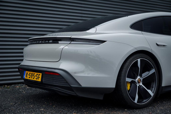 Porsche Taycan 79 kWh / Krijt / Pano / Stoelverwarming + Koeling / Warmtepomp / Luchtvering