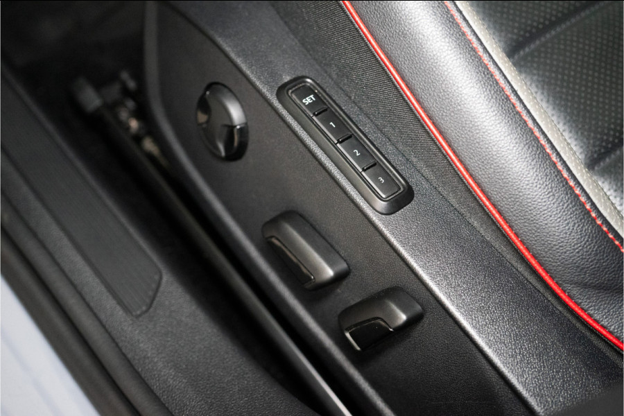 Volkswagen Golf 2.0 TSI GTI Clubsport 301 PK | IQ | Pano | Sfeer | Harman | Leder | BOMVOL! 12 MND Garantie