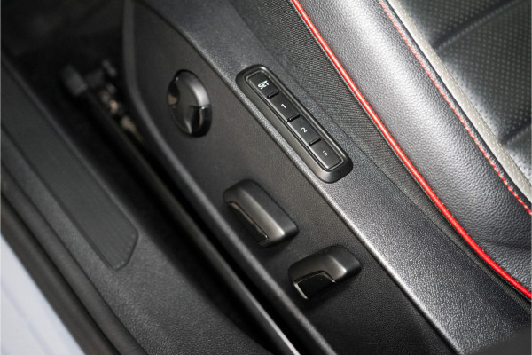 Volkswagen Golf 2.0 TSI GTI Clubsport 301 PK | IQ | Pano | Sfeer | Harman | Leder | BOMVOL! 12 MND Garantie