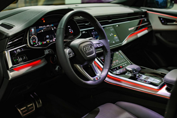 Audi Q8 60 TFSI e Quattro Competition *Pano*RS-Stoelen*B&O*4-Wiel besturing*360 Camera*