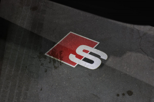 Audi Q8 60 TFSI e Quattro Competition *Pano*RS-Stoelen*B&O*4-Wiel besturing*360 Camera*