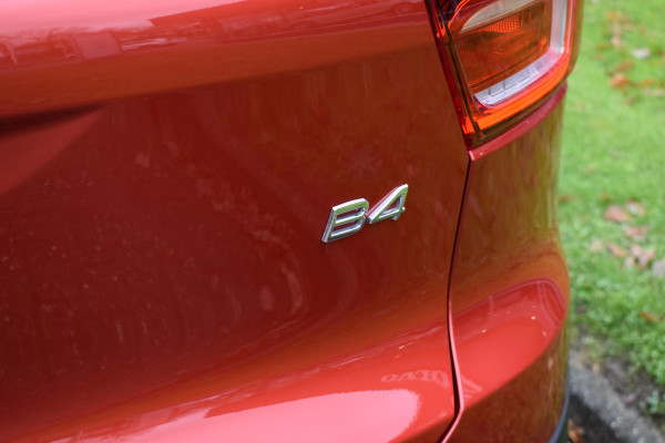 Volvo XC40 B4 211PK Automaat Plus Dark | Trekhaak | BLIS | ACC | H&K | Elektr. Stoel | Camera | All seasons