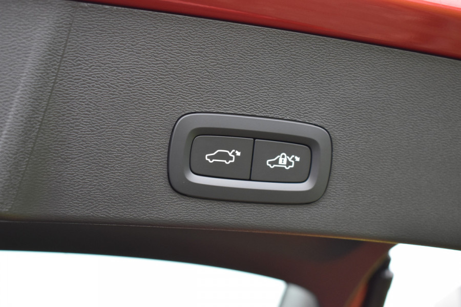 Volvo XC40 B4 211PK Automaat Plus Dark | Trekhaak | BLIS | ACC | H&K | Elektr. Stoel | Camera | All seasons