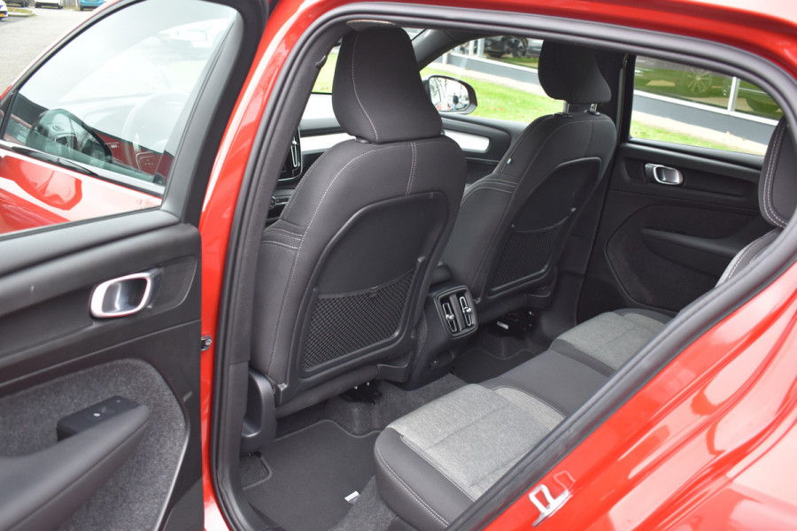 Volvo XC40 B4 211PK Automaat Plus Dark | Trekhaak | BLIS | ACC | H&K | Elektr. Stoel | Camera | All seasons