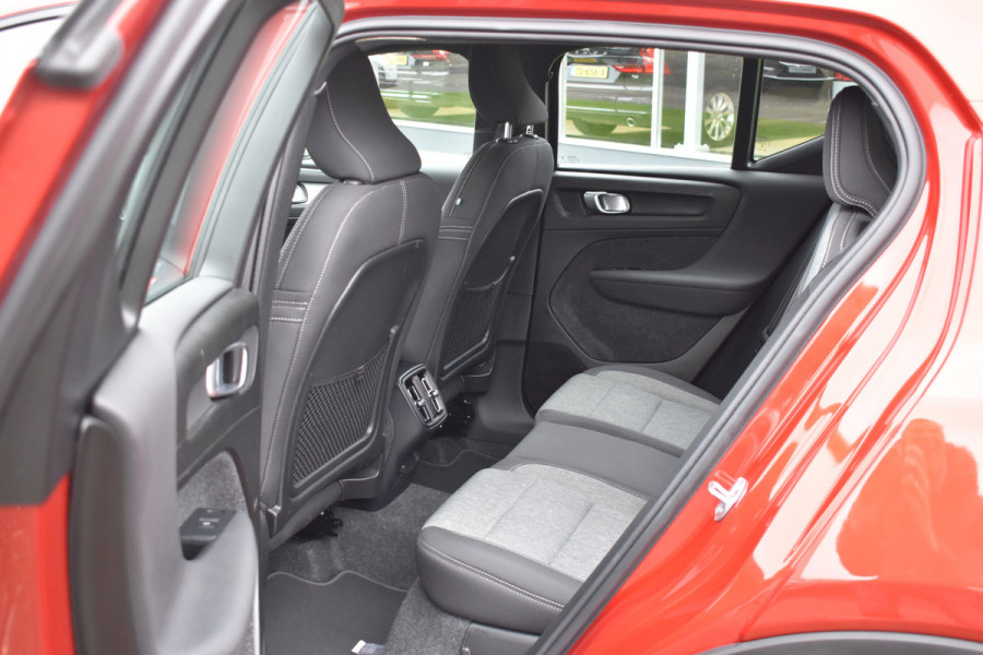 Volvo XC40 B4 211PK Automaat Plus Dark | Trekhaak | BLIS | ACC | H&K | Elektr. Stoel | Camera | All seasons