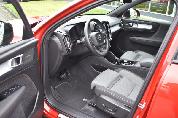 Volvo XC40 B4 211PK Automaat Plus Dark | Trekhaak | BLIS | ACC | H&K | Elektr. Stoel | Camera | All seasons