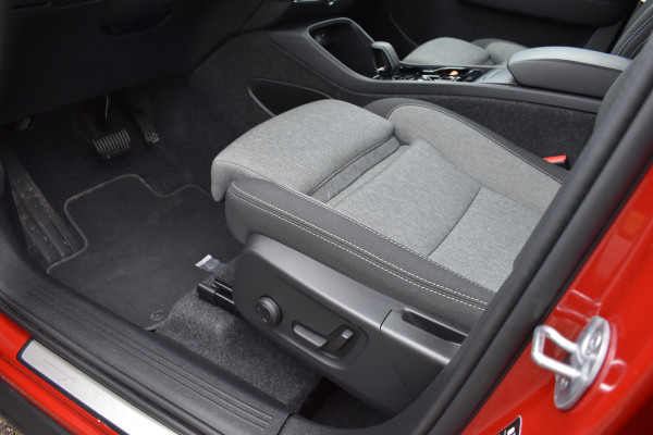 Volvo XC40 B4 211PK Automaat Plus Dark | Trekhaak | BLIS | ACC | H&K | Elektr. Stoel | Camera | All seasons