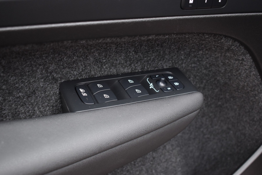 Volvo XC40 B4 211PK Automaat Plus Dark | Trekhaak | BLIS | ACC | H&K | Elektr. Stoel | Camera | All seasons