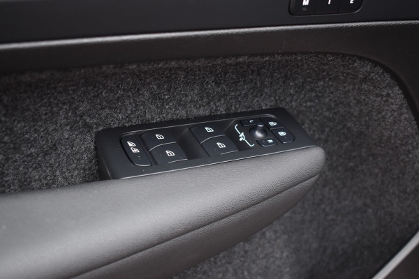 Volvo XC40 B4 211PK Automaat Plus Dark | Trekhaak | BLIS | ACC | H&K | Elektr. Stoel | Camera | All seasons