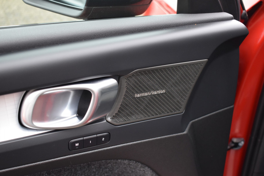 Volvo XC40 B4 211PK Automaat Plus Dark | Trekhaak | BLIS | ACC | H&K | Elektr. Stoel | Camera | All seasons