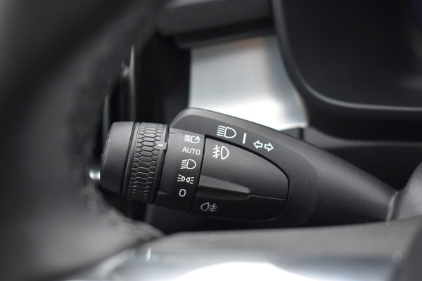 Volvo XC40 B4 211PK Automaat Plus Dark | Trekhaak | BLIS | ACC | H&K | Elektr. Stoel | Camera | All seasons