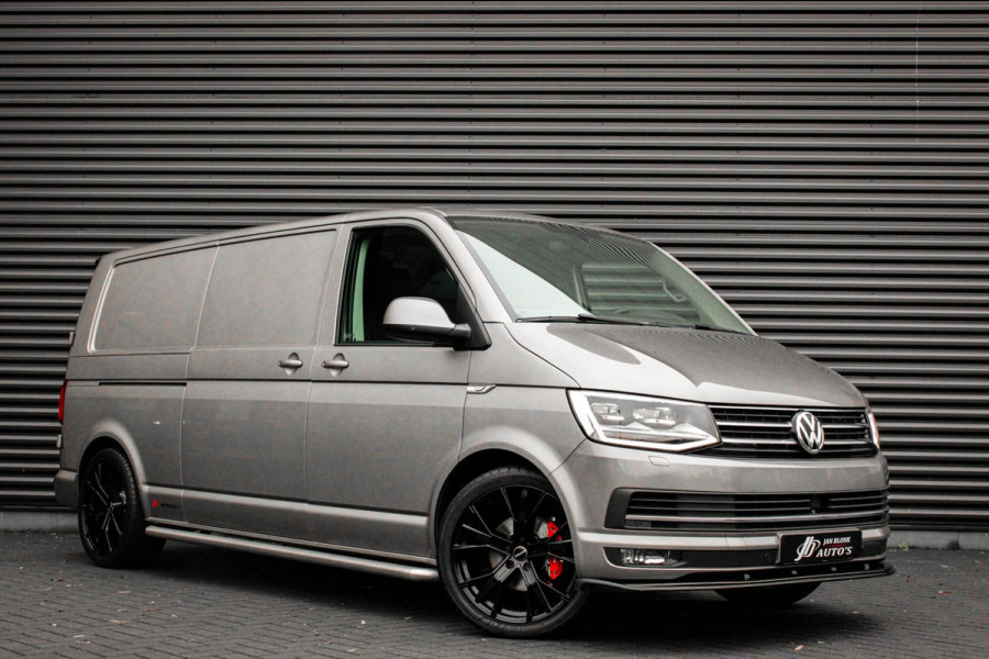 Volkswagen Transporter 2.0 TDI L2H1 150PK / APPLE CARPLAY / VERLAAGD / LEDEREN BEKLEDING / FULL BLACK / TREKAAK / SPOILER / CRUISE