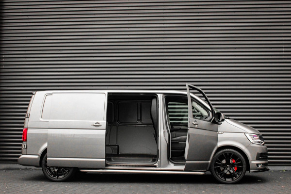 Volkswagen Transporter 2.0 TDI L2H1 150PK / APPLE CARPLAY / VERLAAGD / LEDEREN BEKLEDING / FULL BLACK / TREKAAK / SPOILER / CRUISE