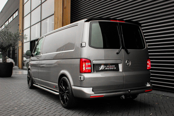 Volkswagen Transporter 2.0 TDI L2H1 150PK / APPLE CARPLAY / VERLAAGD / LEDEREN BEKLEDING / FULL BLACK / TREKAAK / SPOILER / CRUISE
