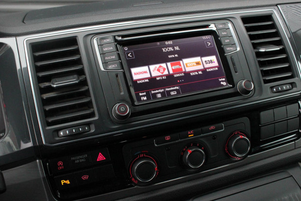 Volkswagen Transporter 2.0 TDI L2H1 150PK / APPLE CARPLAY / VERLAAGD / LEDEREN BEKLEDING / FULL BLACK / TREKAAK / SPOILER / CRUISE