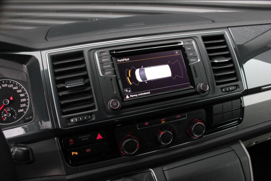 Volkswagen Transporter 2.0 TDI L2H1 150PK / APPLE CARPLAY / VERLAAGD / LEDEREN BEKLEDING / FULL BLACK / TREKAAK / SPOILER / CRUISE