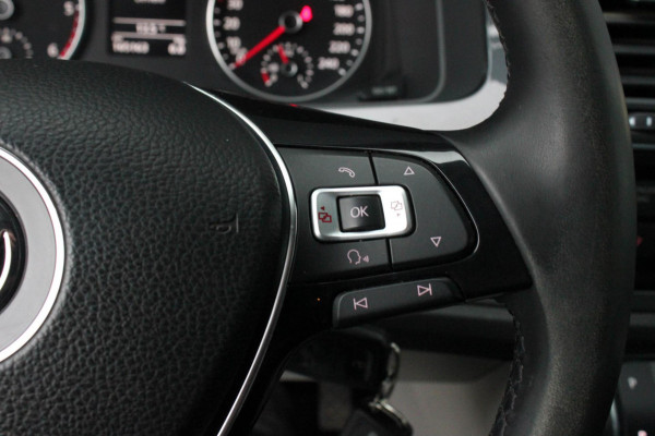 Volkswagen Transporter 2.0 TDI L2H1 150PK / APPLE CARPLAY / VERLAAGD / LEDEREN BEKLEDING / FULL BLACK / TREKAAK / SPOILER / CRUISE