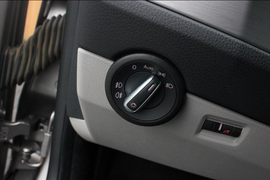 Volkswagen Transporter 2.0 TDI L2H1 150PK / APPLE CARPLAY / VERLAAGD / LEDEREN BEKLEDING / FULL BLACK / TREKAAK / SPOILER / CRUISE