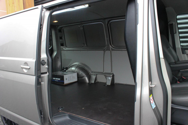 Volkswagen Transporter 2.0 TDI L2H1 150PK / APPLE CARPLAY / VERLAAGD / LEDEREN BEKLEDING / FULL BLACK / TREKAAK / SPOILER / CRUISE