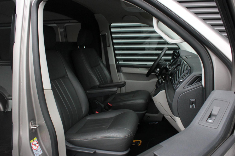 Volkswagen Transporter 2.0 TDI L2H1 150PK / APPLE CARPLAY / VERLAAGD / LEDEREN BEKLEDING / FULL BLACK / TREKAAK / SPOILER / CRUISE
