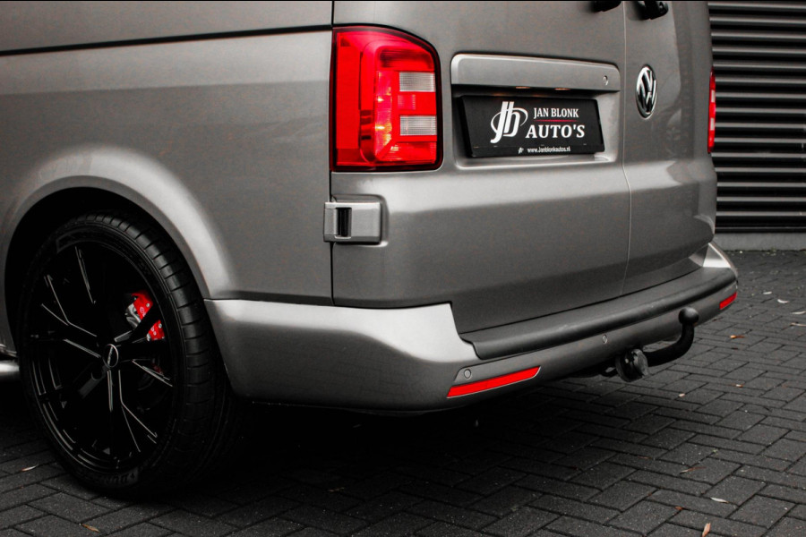 Volkswagen Transporter 2.0 TDI L2H1 150PK / APPLE CARPLAY / VERLAAGD / LEDEREN BEKLEDING / FULL BLACK / TREKAAK / SPOILER / CRUISE